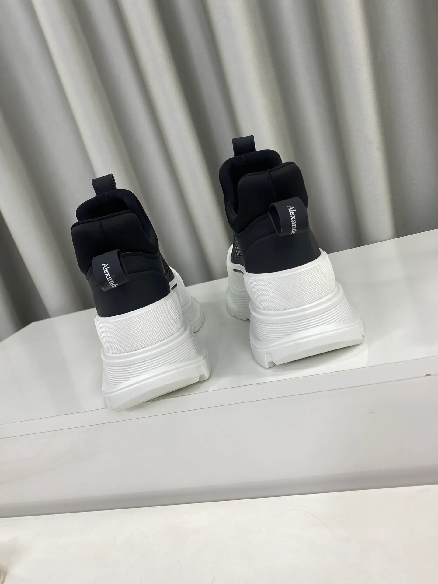 👟👟Ex-factory price 660👟👟Men's size +10 🔺Mc Queen 🔺Alexander McQueen's latest model, thick-soled front zipper dad shoes🌈 The designer has a bold idea and combines the trend of the times with the perfect design. It is super comfortable and versatile, with a new dad-style design and a multi-craft spliced ​​outsole. It is perfect. Many celebrities and Internet celebrities endorse it. 🔥Material: Original custom-made first-layer cowhide for the upper. Inside: Cali sheepskin feet. Outsole: Original TPU multi-layer combination outsole, •┈┈┈┈┈┈★┈┈┈┈┈┈┈• Size: Women’s 35～39 (34, 40, customization is non-returnable) Men’s 39～44 (38, 45, customization is not returnable) Full set of counter original packaging